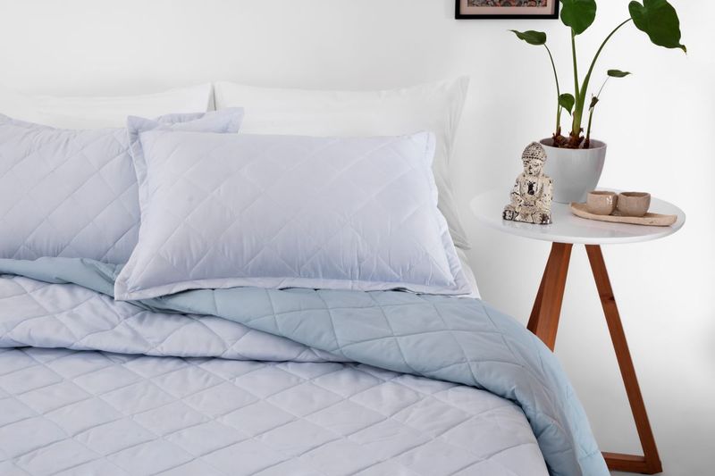 COBERTOR-QUILT-MCROFIBRA-CELESTE-ACERO