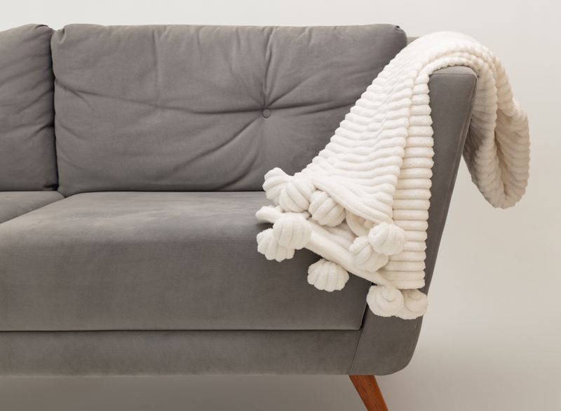 Cobija-siesta-pompon-acanalado-blanco